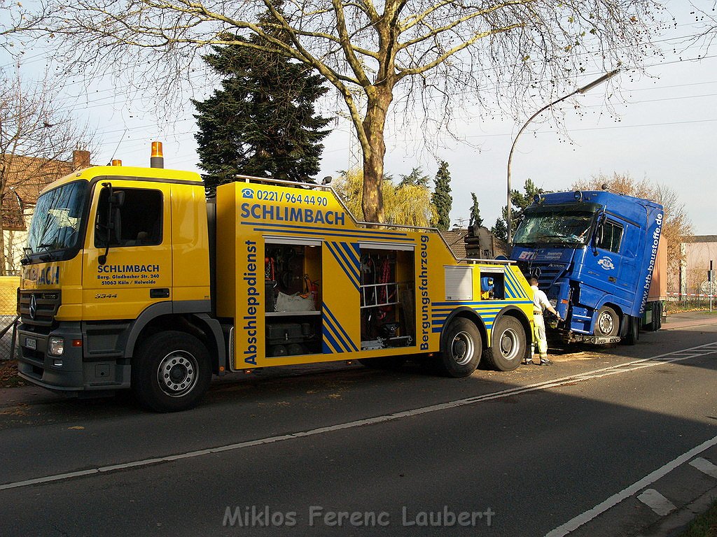 VU LKW gegen Baum Koeln Merheim Olpenerstr P490.JPG